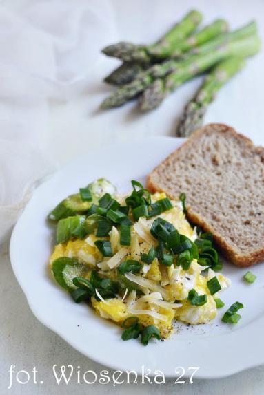 Zdjęcie - Jajecznica ze szparagami - Przepisy kulinarne ze zdjęciami