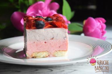 Zdjęcie - Ciasto na jogurtach greckich bez pieczenia z truskawkami i borówkami - Przepisy kulinarne ze zdjęciami