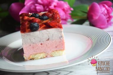 Zdjęcie - Ciasto na jogurtach greckich bez pieczenia z truskawkami i borówkami - Przepisy kulinarne ze zdjęciami