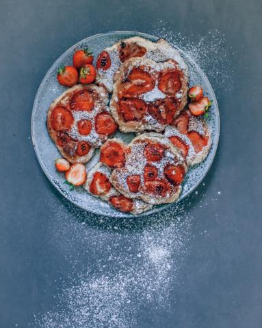 Zdjęcie - Racuchy z truskawkami - Przepisy kulinarne ze zdjęciami