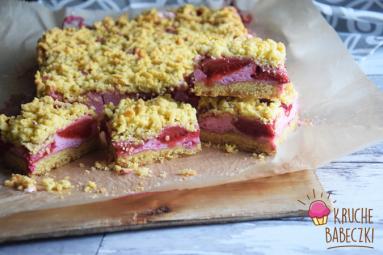 Zdjęcie - Kruche ciasto z truskawkami i budyniową pianką - Przepisy kulinarne ze zdjęciami