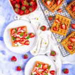 Zdjęcie - Gofry z bitą śmietaną i truskawkami - Przepisy kulinarne ze zdjęciami