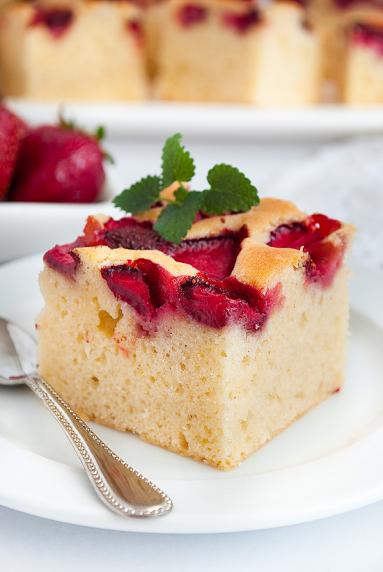 Zdjęcie - Puszyste ciasto z truskawkami - Przepisy kulinarne ze zdjęciami