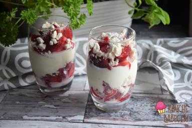 Zdjęcie - Szybki deser z truskawkami, mascarpone i bezą - Przepisy kulinarne ze zdjęciami