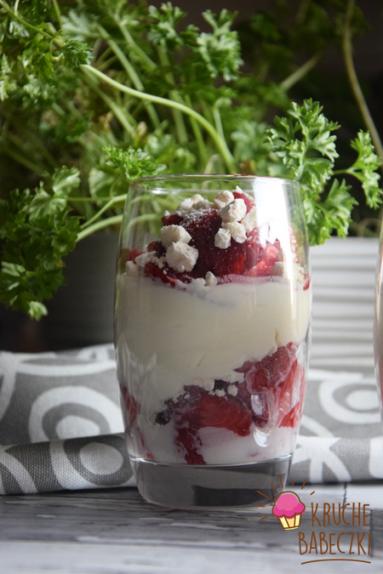 Zdjęcie - Szybki deser z truskawkami, mascarpone i bezą - Przepisy kulinarne ze zdjęciami