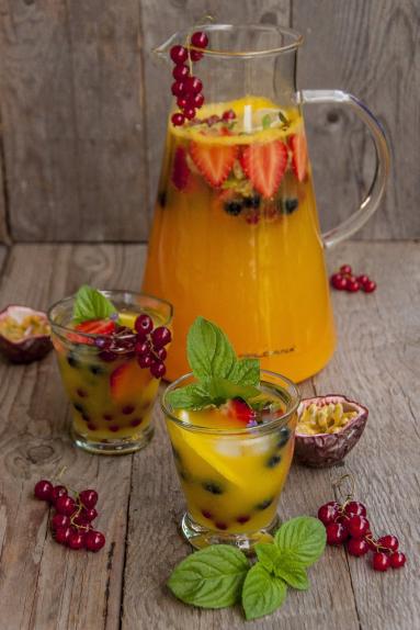 Zdjęcie - Mrożona herbata z sokiem i owocami - Przepisy kulinarne ze zdjęciami