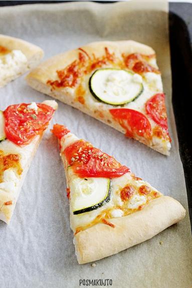 Zdjęcie - Pizza z cukinią - Przepisy kulinarne ze zdjęciami