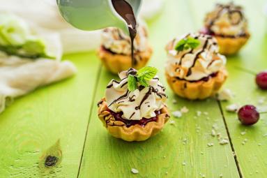 Zdjęcie - Kruche babeczki z wiśniami, bezą i polewą czekoladową z nutą dyni - Przepisy kulinarne ze zdjęciami