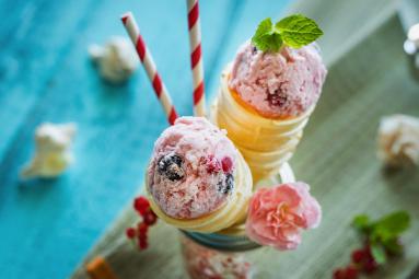 Zdjęcie - Szybkie lody jogurtowe z porzeczkami - Przepisy kulinarne ze zdjęciami
