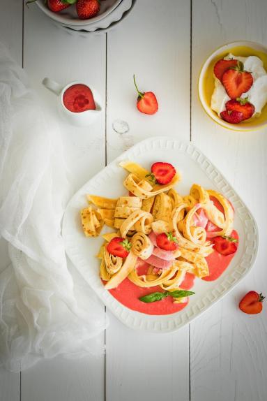 Zdjęcie - Kluski z truskawkami z nutą bazylii i cytryny - Przepisy kulinarne ze zdjęciami