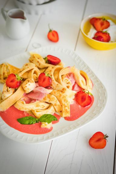 Zdjęcie - Kluski z truskawkami z nutą bazylii i cytryny - Przepisy kulinarne ze zdjęciami