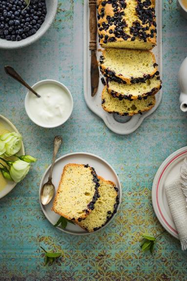 Zdjęcie - Ciasto cytrynowe z jagodami i makiem - Przepisy kulinarne ze zdjęciami
