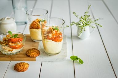 Zdjęcie - Krem mascarpone z pieczonymi morelami i owsianym ciasteczkiem amaretto - Przepisy kulinarne ze zdjęciami