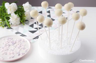 Zdjęcie - Proste cakepops – ciasto na patyczkach - Przepisy kulinarne ze zdjęciami