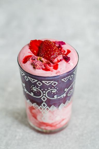 Zdjęcie - Mus z sera labneh z truskawkami i wodą różaną - Przepisy kulinarne ze zdjęciami