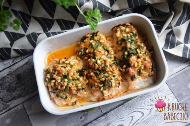Zdjęcie - Łosoś pod kołderką z orzeszków pini, natki pietruszki i mozzarelli - Przepisy kulinarne ze zdjęciami
