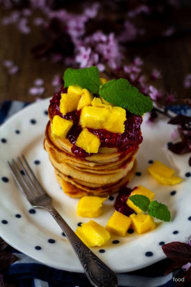 Zdjęcie - Kokosowe pancakes z musem malinowym i mango - Przepisy kulinarne ze zdjęciami