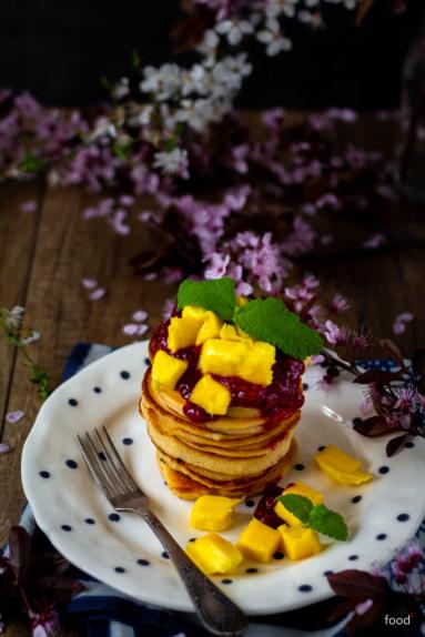 Zdjęcie - Kokosowe pancakes z musem malinowym i mango - Przepisy kulinarne ze zdjęciami