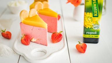 Zdjęcie - Jogurtowy sernik truskawkowy na zimno z musem mango - Przepisy kulinarne ze zdjęciami