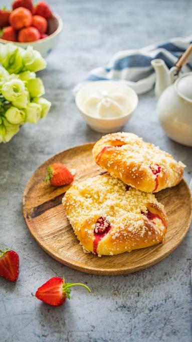 Zdjęcie - Drożdżówki z serem, truskawkami i kruszonką - Przepisy kulinarne ze zdjęciami