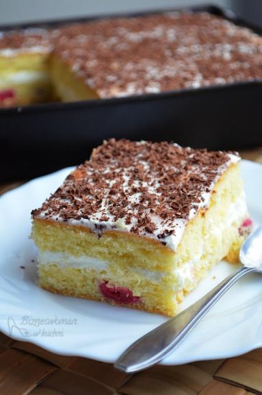 Zdjęcie - Ciasto babkowe z wiśniami i masą jogurtową - Przepisy kulinarne ze zdjęciami