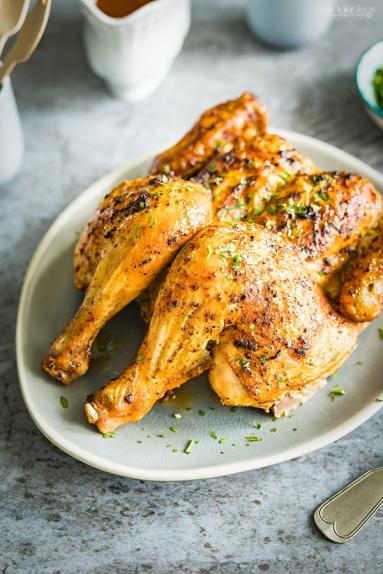 Zdjęcie - Pieczony kurczak z chrupiącą skórką - Przepisy kulinarne ze zdjęciami