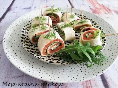 Zdjęcie - Mini wrapy z tortilli z łososiem - Przepisy kulinarne ze zdjęciami