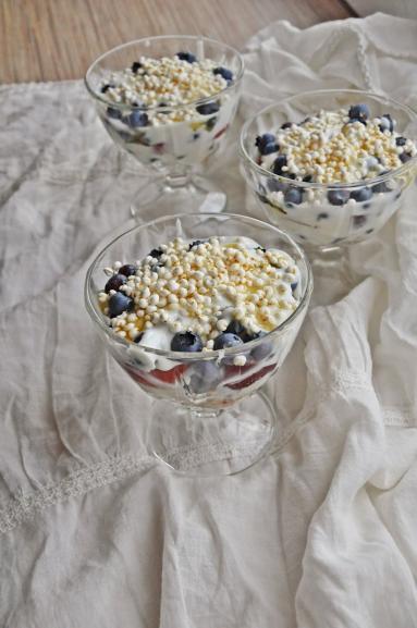 Zdjęcie - Szybki deser z borówkami i jogurtem - Przepisy kulinarne ze zdjęciami