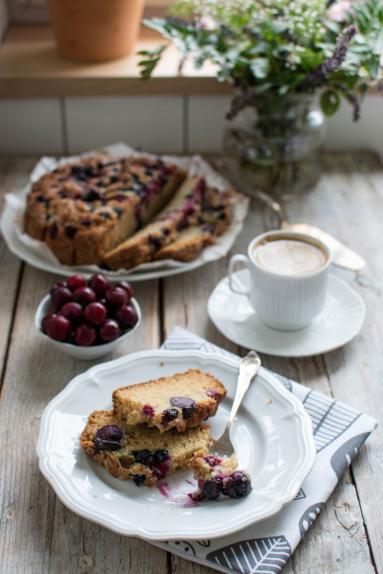 Zdjęcie - Ciasto z wiśniami (albo co tam za owoce masz pod ręką;) - Przepisy kulinarne ze zdjęciami