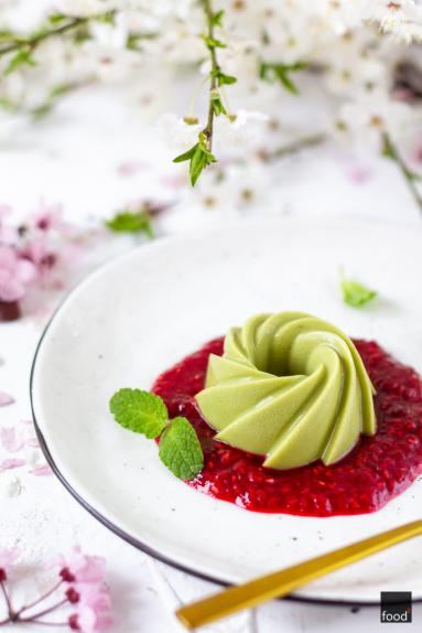 Zdjęcie - Kokosowa panna cotta z zieloną herbatą matcha i sosem malinowym - Przepisy kulinarne ze zdjęciami