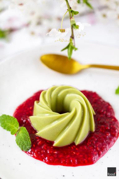 Zdjęcie - Kokosowa panna cotta z zieloną herbatą matcha i sosem malinowym - Przepisy kulinarne ze zdjęciami