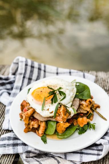 Zdjęcie - Placuszki gryczane z kurkami i jajkiem sadzonym - Przepisy kulinarne ze zdjęciami