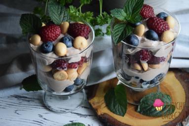 Zdjęcie - Szybki deser z mascarpone, jogurtem, nutellą, owocami i biszkoptami - Przepisy kulinarne ze zdjęciami