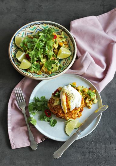 Zdjęcie - Cukiniowo-kukurydziane placuszki z salsą awokado i jajkiem w koszulce - Przepisy kulinarne ze zdjęciami