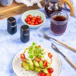 Zdjęcie - Tosty z hummusem, awokado i jajkiem w koszulce - Przepisy kulinarne ze zdjęciami