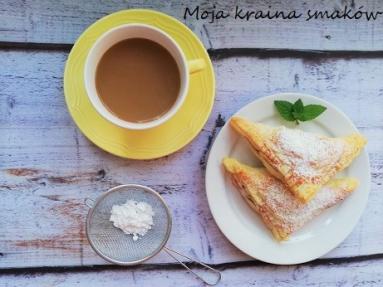 Zdjęcie - Rożki z ciasta francuskiego z malinami i czekoladą - Przepisy kulinarne ze zdjęciami