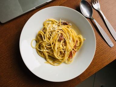 Zdjęcie - Obiad o zapachu Parmy. Makaron z szynką parmeńską i orzechami włoskimi - Przepisy kulinarne ze zdjęciami