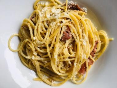 Zdjęcie - Obiad o zapachu Parmy. Makaron z szynką parmeńską i orzechami włoskimi - Przepisy kulinarne ze zdjęciami