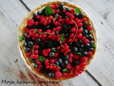Zdjęcie - Tarta z kremem z białej czekolady z owocami - Przepisy kulinarne ze zdjęciami