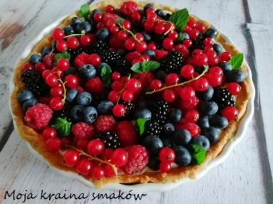 Zdjęcie - Tarta z kremem z białej czekolady z owocami - Przepisy kulinarne ze zdjęciami