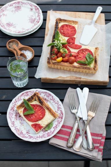 Zdjęcie - Serowa tarta z pomidorami - Przepisy kulinarne ze zdjęciami