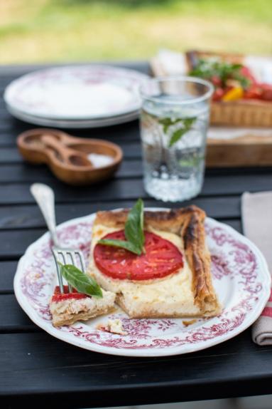 Zdjęcie - Serowa tarta z pomidorami - Przepisy kulinarne ze zdjęciami