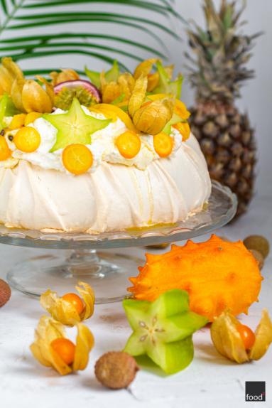 Zdjęcie - Tropikalna pavlova z egzotycznymi owocami i kremem kokosowym - Przepisy kulinarne ze zdjęciami