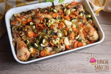 Zdjęcie - Pałki z kurczaka zapiekane z warzywami - Przepisy kulinarne ze zdjęciami