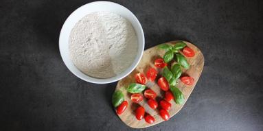 Zdjęcie - Pełnoziarnista bagietka z pomidorami i bazylią - Przepisy kulinarne ze zdjęciami
