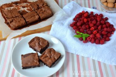 Zdjęcie - Brownie z malinami - Przepisy kulinarne ze zdjęciami