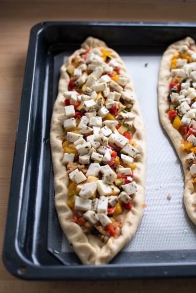 Zdjęcie - Sezonowa pizza warzywna z serem halloumi - Przepisy kulinarne ze zdjęciami
