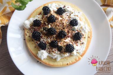 Zdjęcie - Omlet biszkoptowy z jogurtem Skyr i jeżynami - Przepisy kulinarne ze zdjęciami