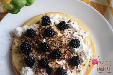Zdjęcie - Omlet biszkoptowy z jogurtem Skyr i jeżynami - Przepisy kulinarne ze zdjęciami
