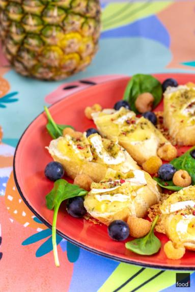 Zdjęcie - Grzanki z serem camembert i ananasem - Przepisy kulinarne ze zdjęciami